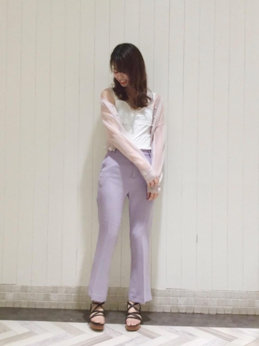 パープル系のその他パンツ、ブラック系のサンダル、ホワイト系のタンクトップを着用したレディースの夏コーディネートの1枚目の写真