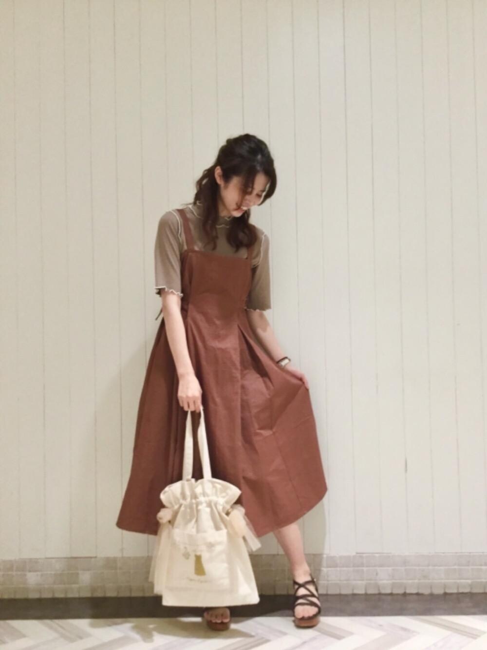 「ブラウン、MAJESTIC LEGON、キャミワンピ、マジェスティックレゴン、池袋ルミネ、ラテコーデ、高身長コーデ、ラテカラー」｜「MAJESTIC LEGONのウッドヒールサンダル（サンダル、ブラック系）」を使った、マジェスティックレゴンルミネ池袋店スタッフさん（レディース・168cm）の夏コーディネートの1枚目の写真