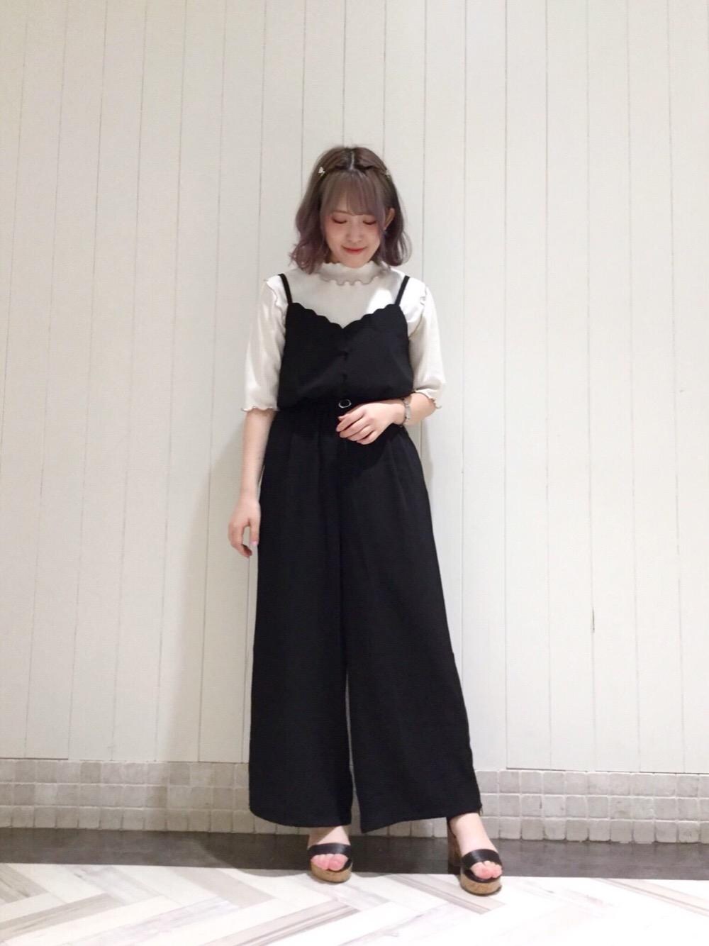「サロペット、ブラックコーデ、モノトーン、ロング丈、MAJESTIC LEGON、低身長コーデ、マジェスティックレゴン、池袋ルミネ」｜「MAJESTIC LEGONのシンプリーサンダル（サンダル、ブラック系）」を使った、マジェスティックレゴンルミネ池袋店スタッフさん（レディース・147cm）の夏コーディネートの1枚目の写真