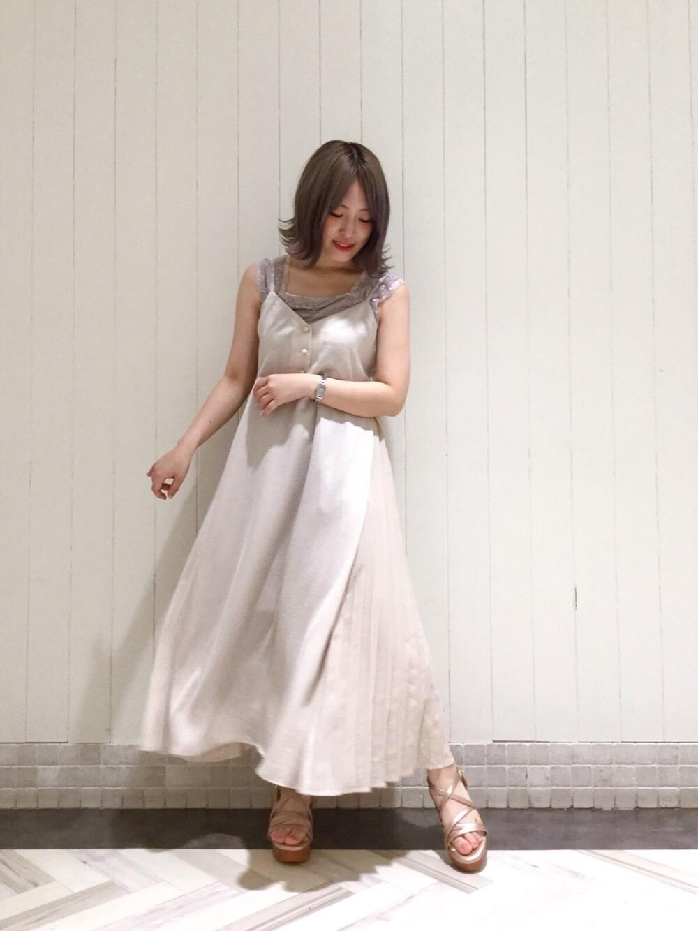 ベージュ系のワンピース、ベージュ系のサンダル、ベージュ系のタンクトップを着用したレディースの夏コーディネートの1枚目の写真