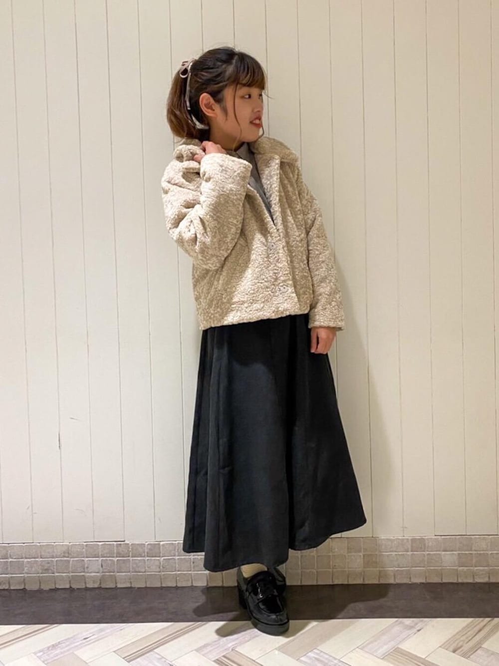 「アウター、ブラウス、ブラック、チェック柄、ファーコート、MAJESTIC LEGON、パフスリーブ、マジェスティックレゴン、ルミネ池袋」｜「MAJESTIC LEGONのモコモコフェイクファーコート（その他アウター、ホワイト系）」を使った、マジェスティックレゴンルミネ池袋店スタッフさん（レディース・158cm）の秋コーディネートの1枚目の写真