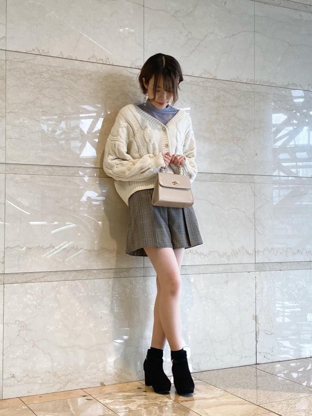 ブラック系のブーツ、ブラウン系のその他パンツ、グレー系のTシャツ/カットソーを着用したレディースの秋コーディネートの1枚目の写真