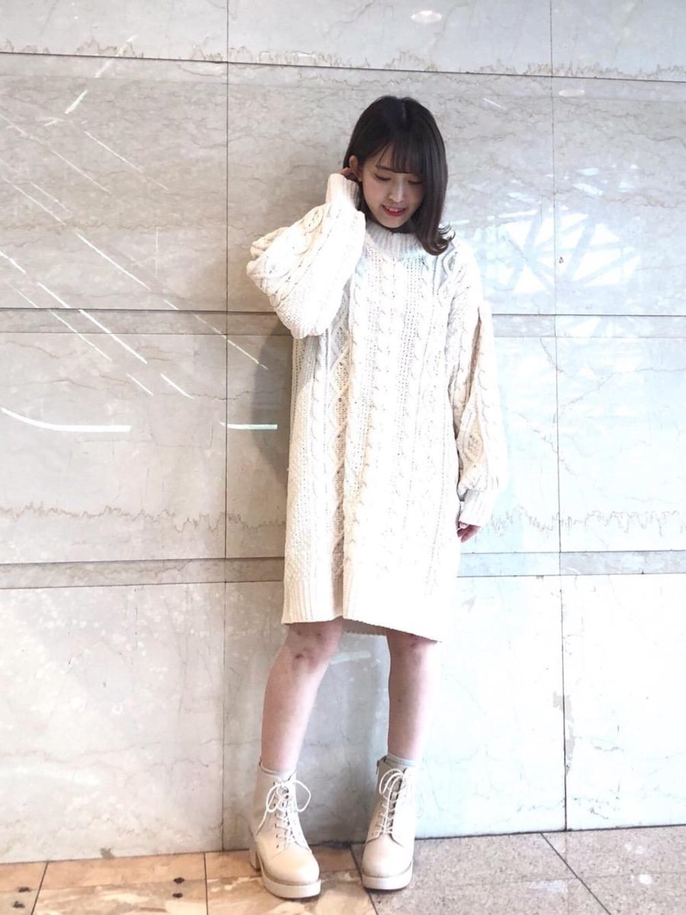 ホワイト系のブーツ、グリーン系のその他アウター、ホワイト系のワンピースを着用したレディースの秋コーディネートの1枚目の写真