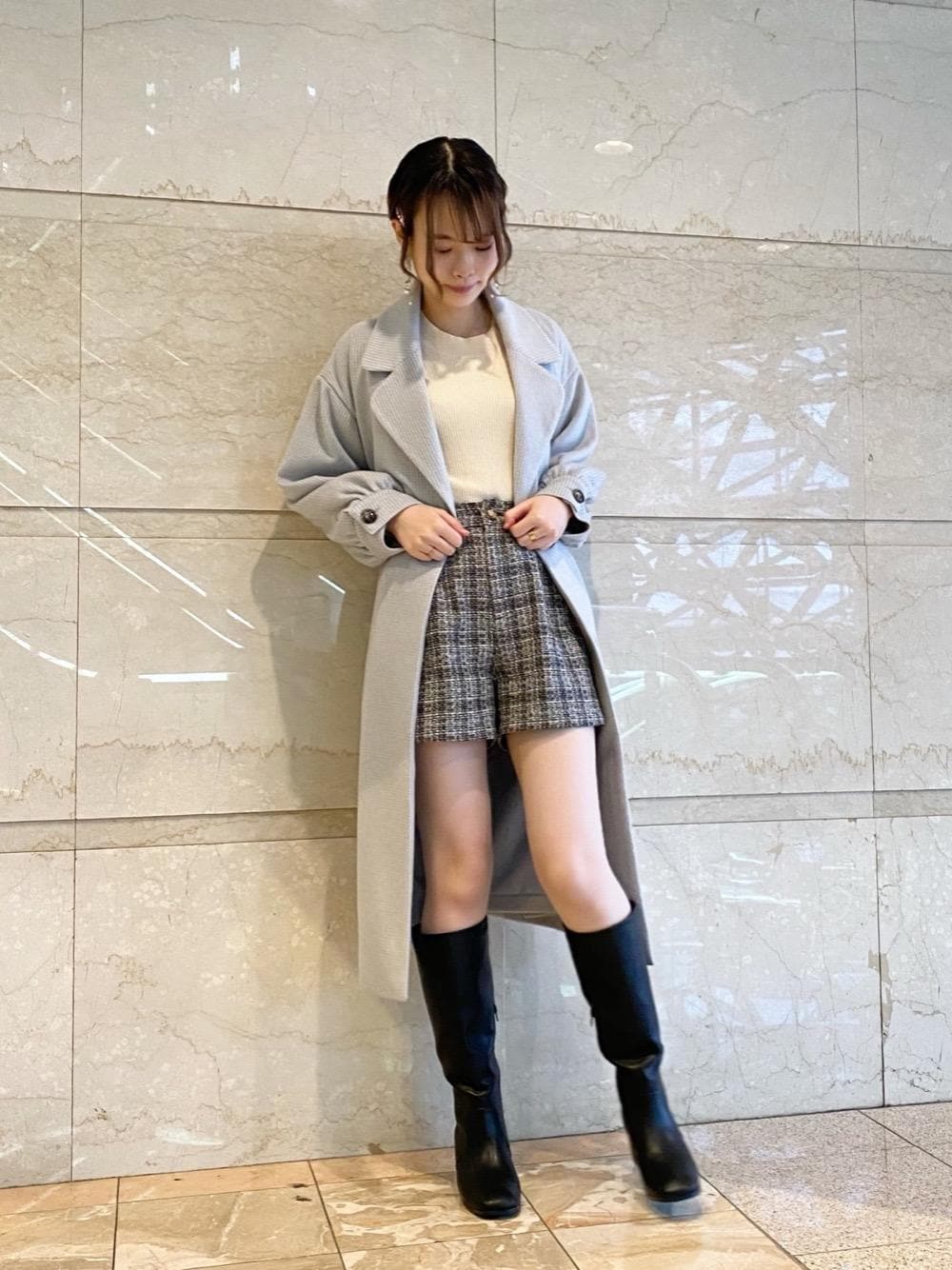 ブラック系のブーツ、ブラック系のその他パンツ、ホワイト系のニット/セーターを着用したレディースの秋コーディネートの1枚目の写真