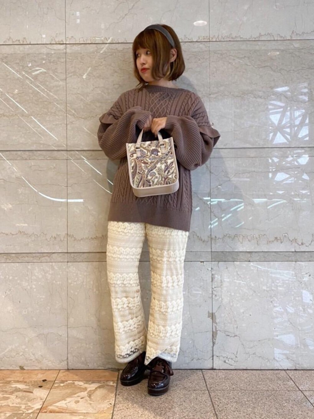 「ニット、パンツ、レース、MAJESTIC LEGON、アイボリー、ゆるコーデ、マジェスティックレゴン、モカ、ルミネ池袋」｜「MAJESTIC LEGONのレースアップボリュームシューズ（その他シューズ、ブラウン系）」を使った、マジェスティックレゴンルミネ池袋店スタッフさん（レディース・158cm）の秋コーディネートの1枚目の写真