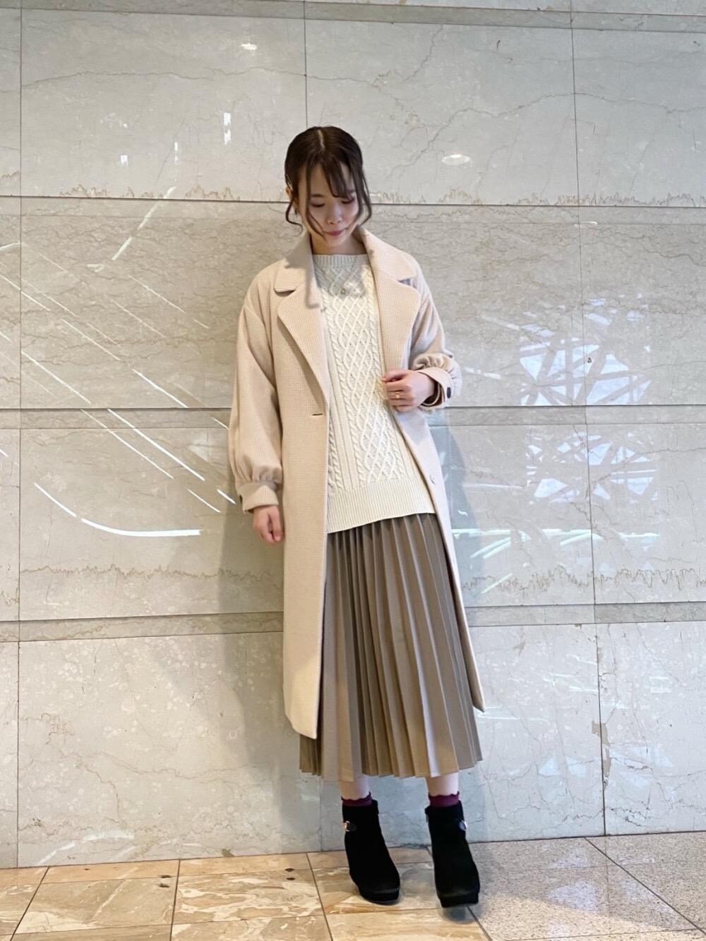 「ニット、ロングコート、プリーツスカート、MAJESTIC LEGON、アイボリー、マジェスティックレゴン、池袋ルミネ、高身長コーデ、マルチWAY」｜「MAJESTIC LEGONのサイドビットブーツ（ブーツ、ブラック系）」を使った、マジェスティックレゴンルミネ池袋店スタッフさん（レディース・163cm）の秋コーディネートの1枚目の写真