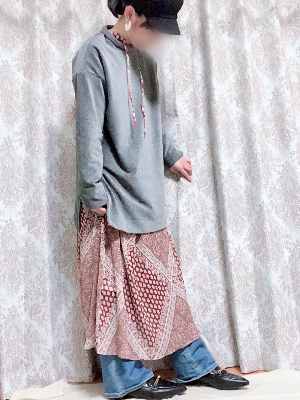 「休日スタイル、オトナカジュアル、ママコーデ、デニムパンツ、フレアパンツ、古着MIX、レイヤードスタイル、キャスケット、おおぶりピアス、ワンピース」｜「amorous insenseの[通気性抜群]ペーパーキャスケット（キャスケット、ブラック系）」を使った、miyumamaさん（レディース・167cm）の冬コーディネートの1枚目の写真
