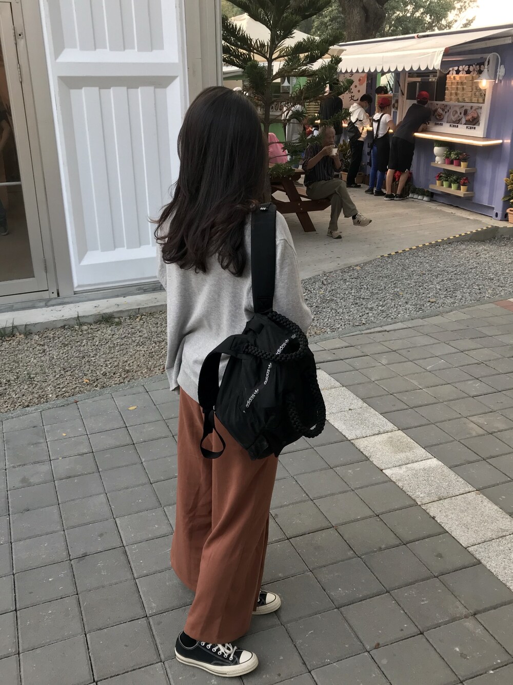 「adidasのアイテム（バックパック/リュック、ブラック系）」を使った、Steffi  Heloise🌙さん（レディース・165cm）の夏コーディネートの1枚目の写真