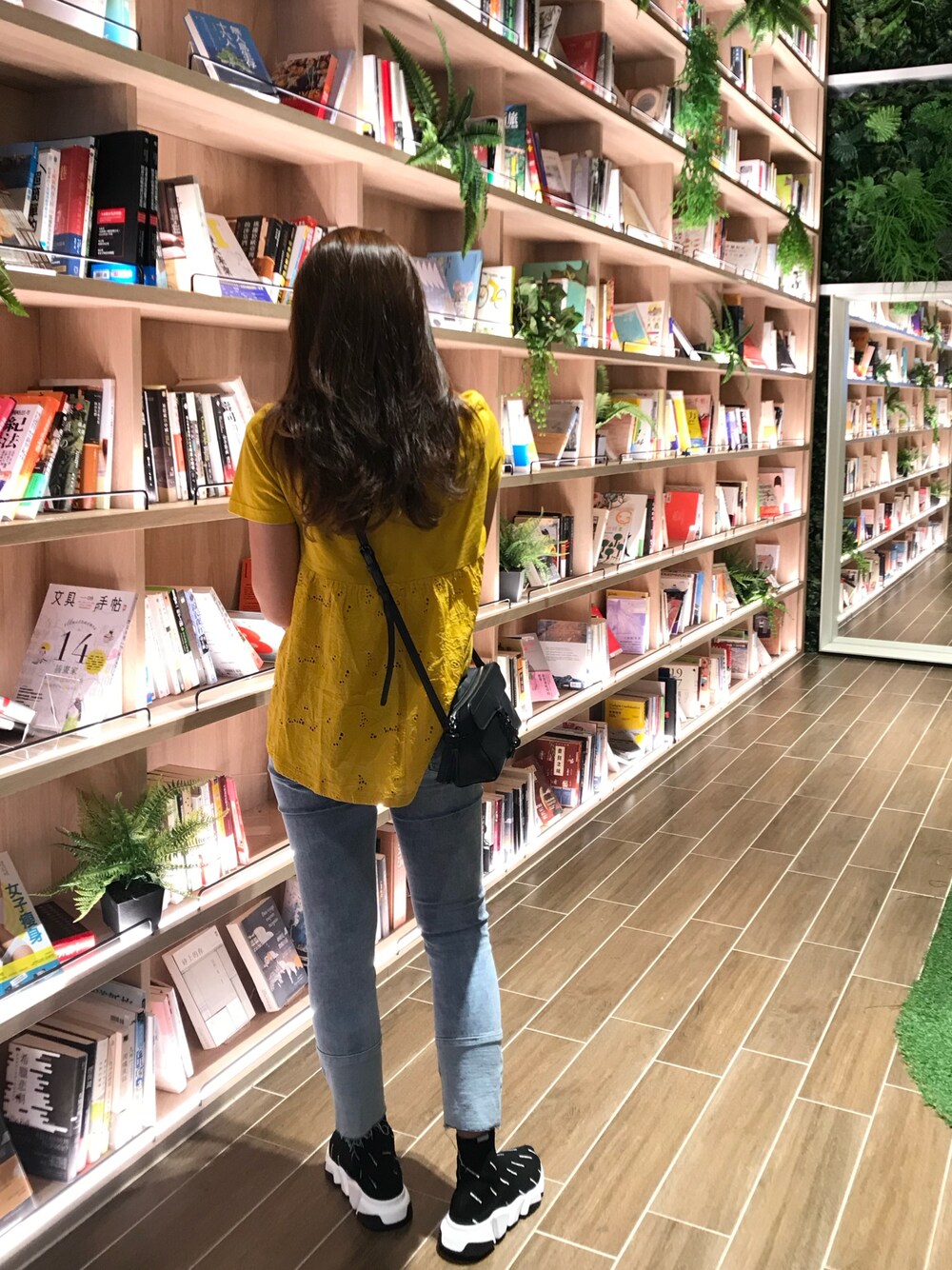 「spiritのアイテム（Tシャツ/カットソー、イエロー系）」を使った、Steffi  Heloise🌙さん（レディース・165cm）の夏コーディネートの1枚目の写真