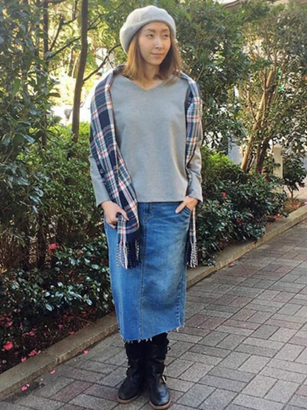 グレー系のTシャツ/カットソー、ブルー系のデニムスカート、ブルー系のストール/ショールを着用したレディースの冬コーディネートの1枚目の写真
