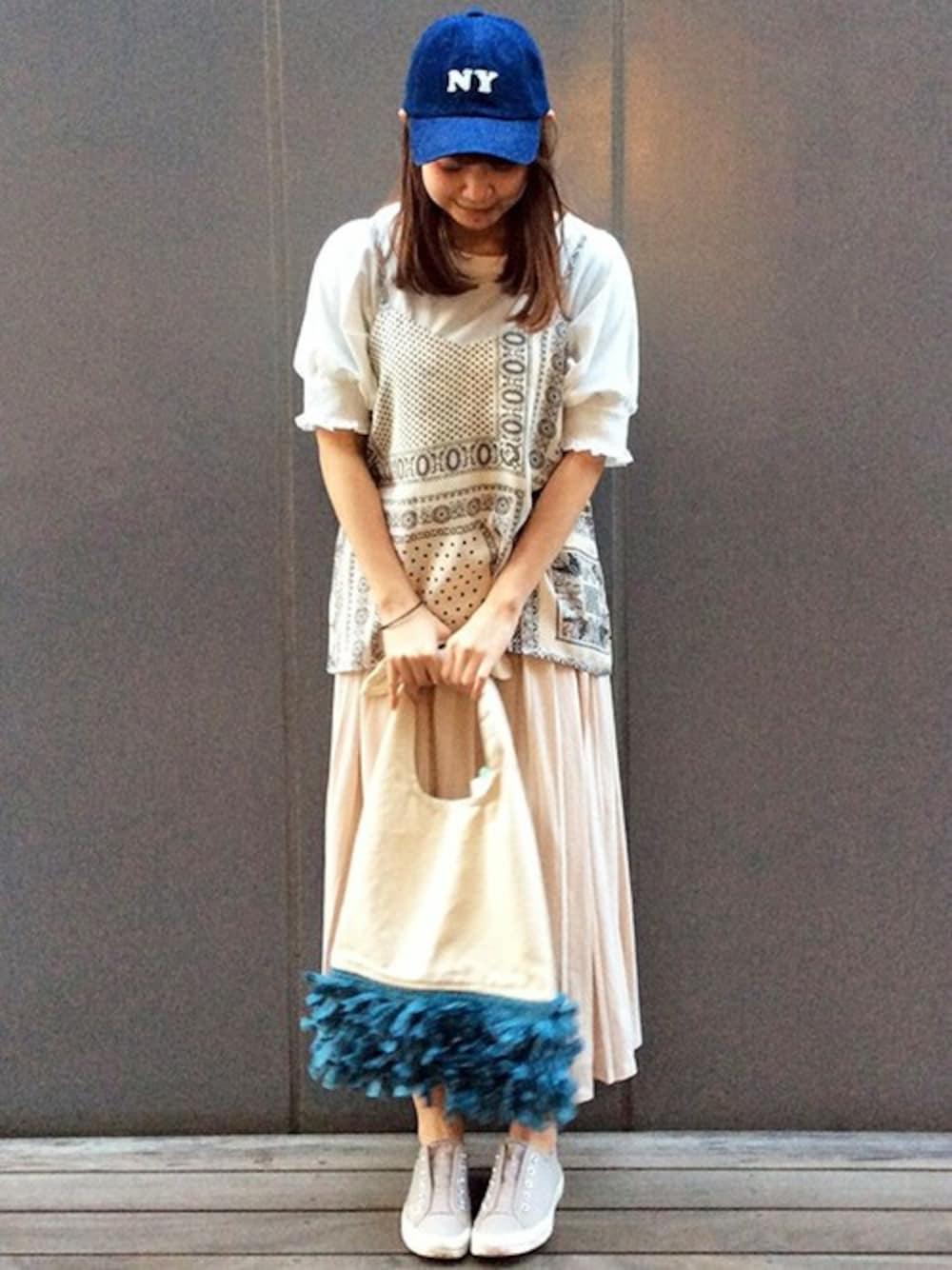 ホワイト系のキャミソール、ホワイト系のTシャツ/カットソー、グレー系のスカートを着用したレディースの春コーディネートの1枚目の写真