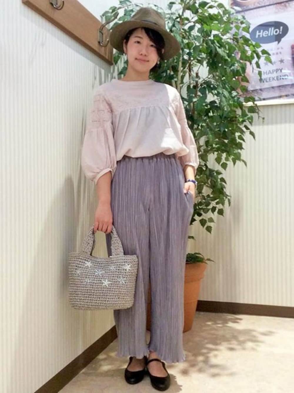 ピンク系のシャツ/ブラウス、グレー系のその他パンツ、ブラック系のパンプスを着用したレディースの春コーディネートの1枚目の写真