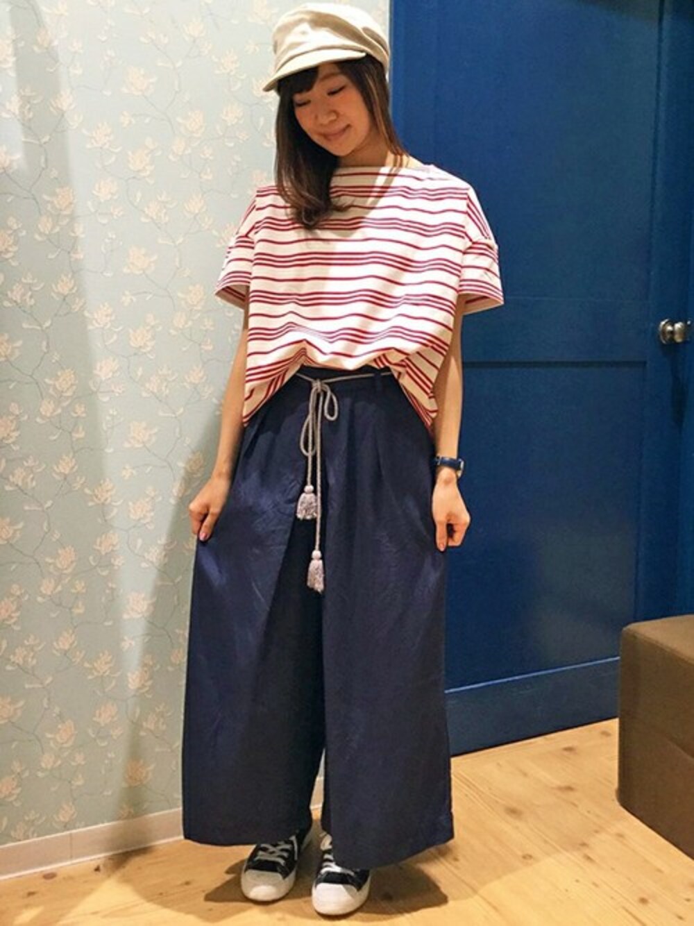 レッド系のTシャツ/カットソー、ブルー系のその他パンツ、ホワイト系のキャスケットを着用したレディースの春コーディネートの1枚目の写真