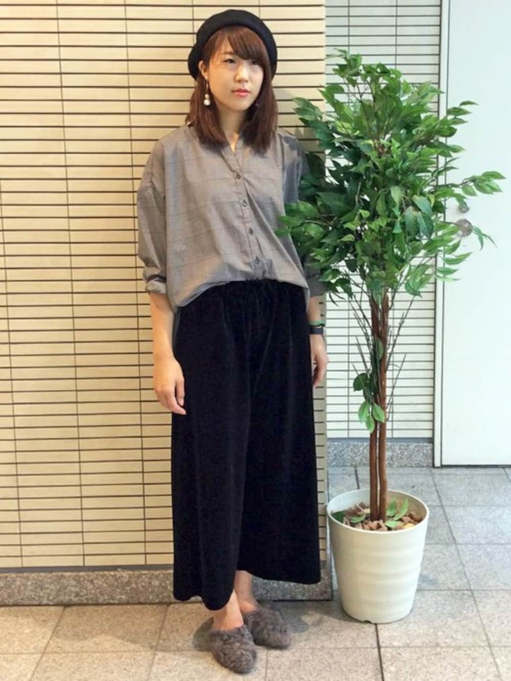 「シンプル、シャツ、ベレー帽、秋のコーデ、モノトーン、ファー小物、ウエストイン、ミュール、ビックシャツ、ベロアパンツ」｜「LBCのTCビックシルエットシャツ（シャツ/ブラウス、その他）」を使った、LBC STAFFさん（レディース・158cm）の秋コーディネートの1枚目の写真