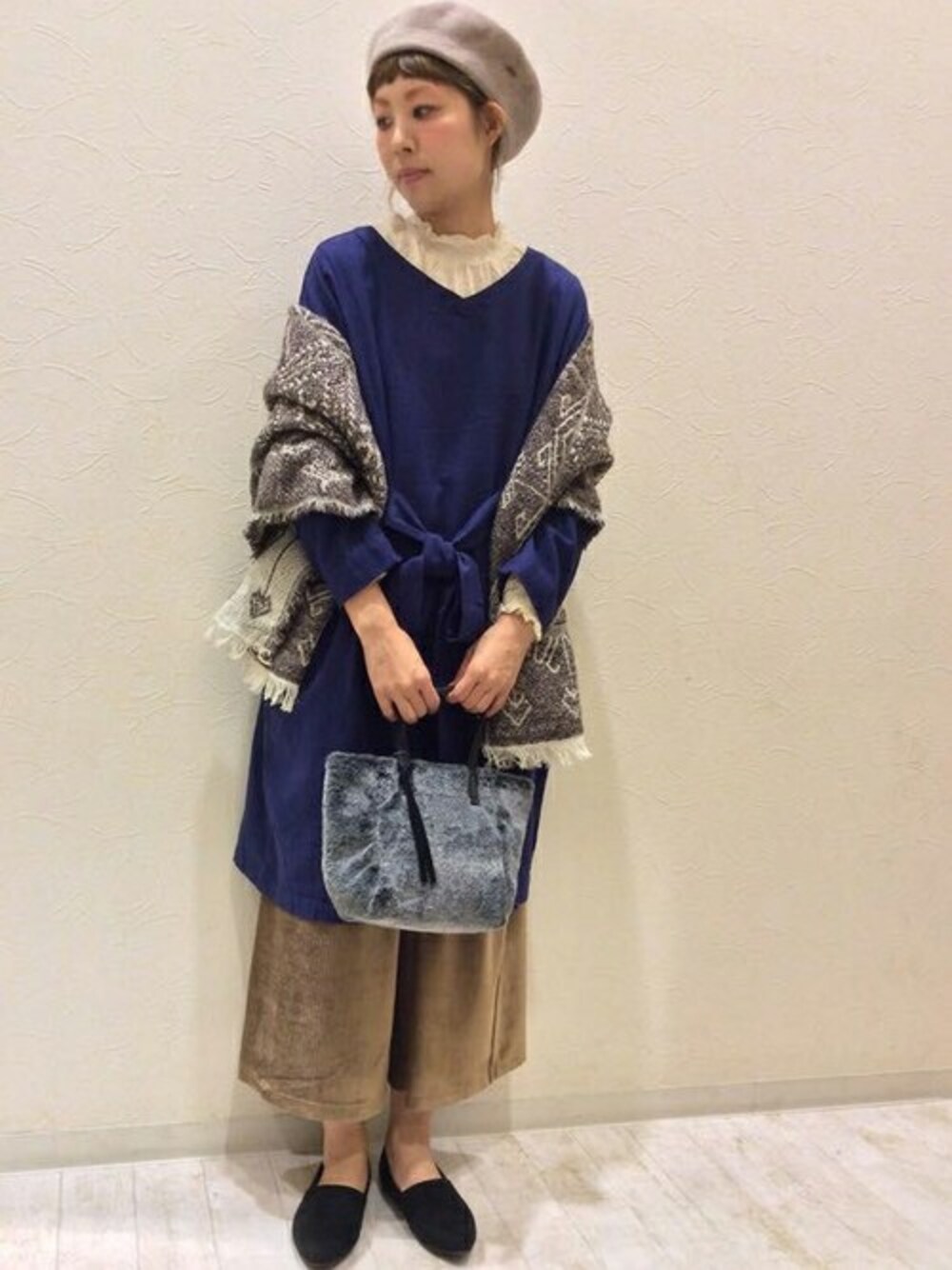 ブルー系のワンピース、ホワイト系のシャツ/ブラウス、ベージュ系のその他パンツを着用したレディースの秋コーディネートの1枚目の写真