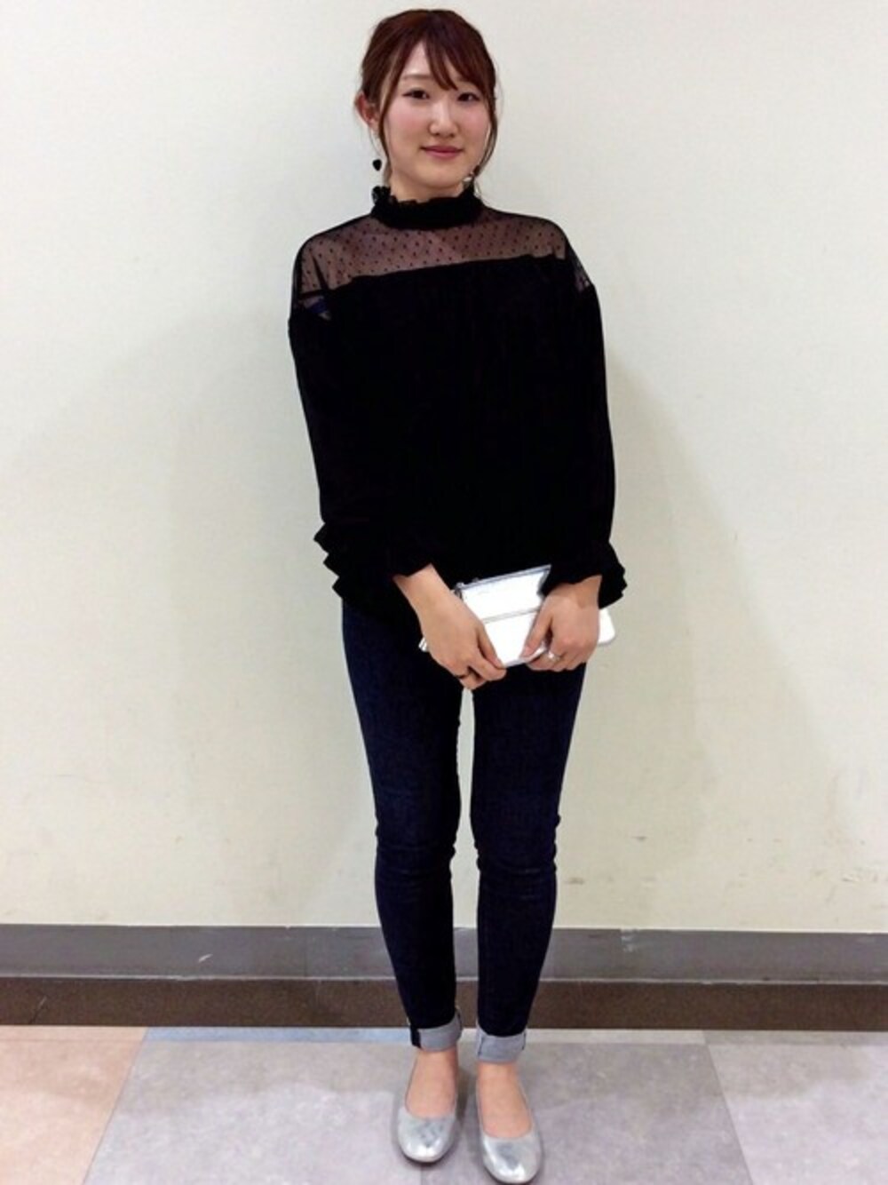 ブラック系のシャツ/ブラウス、ブルー系のデニムパンツ、その他のバレエシューズを着用したレディースの冬コーディネートの1枚目の写真