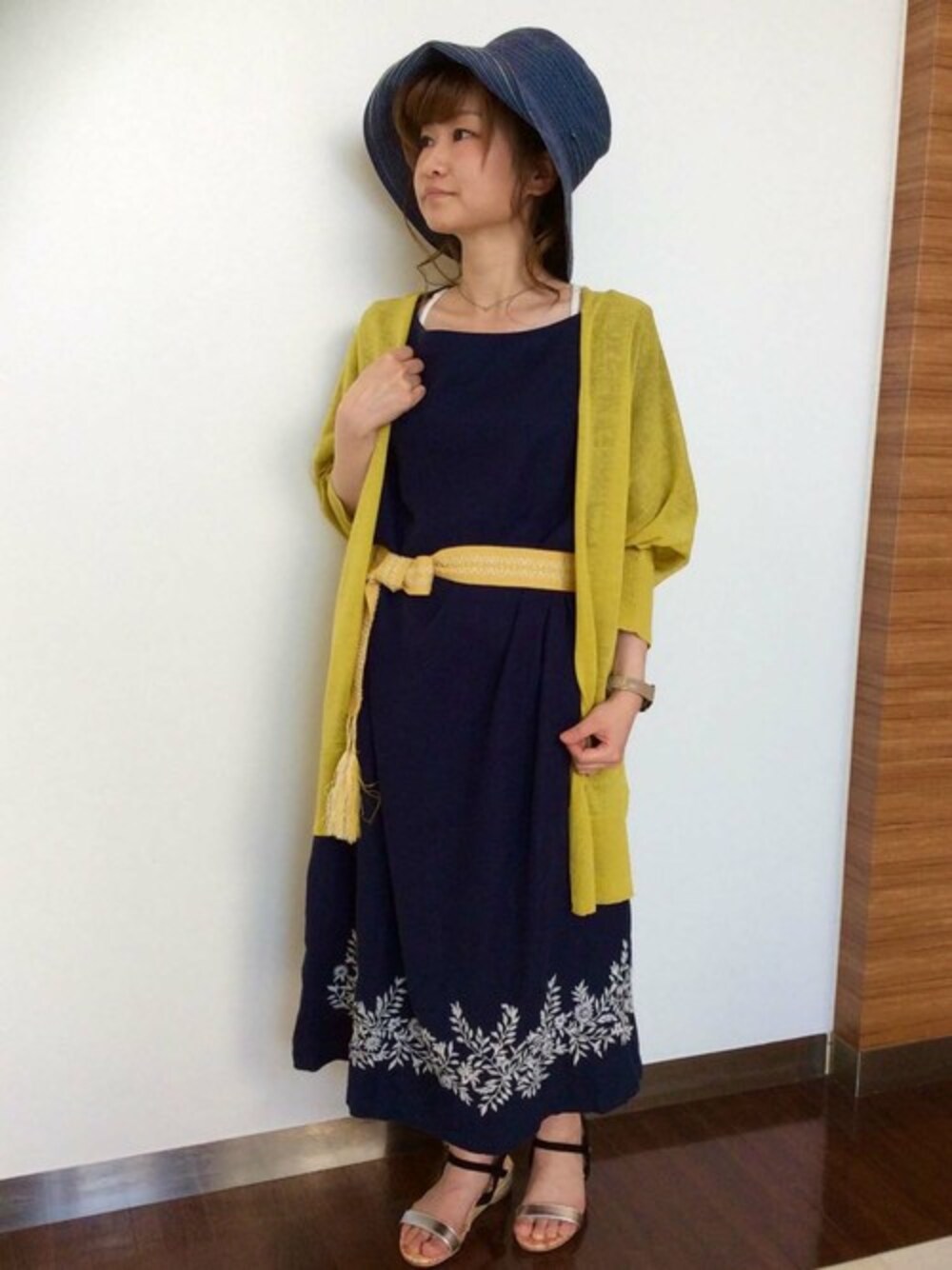 「カーディガン、ワンピース、刺繍、ハット、サンダル、夏コーデ、素足、差し色コーデ、トッパーカーデ、UVケア」｜「LBCのアクリルテンセルリネントッパー（カーディガン/ボレロ、イエロー系）」を使った、LBC STAFFさん（レディース・158cm）の夏コーディネートの1枚目の写真
