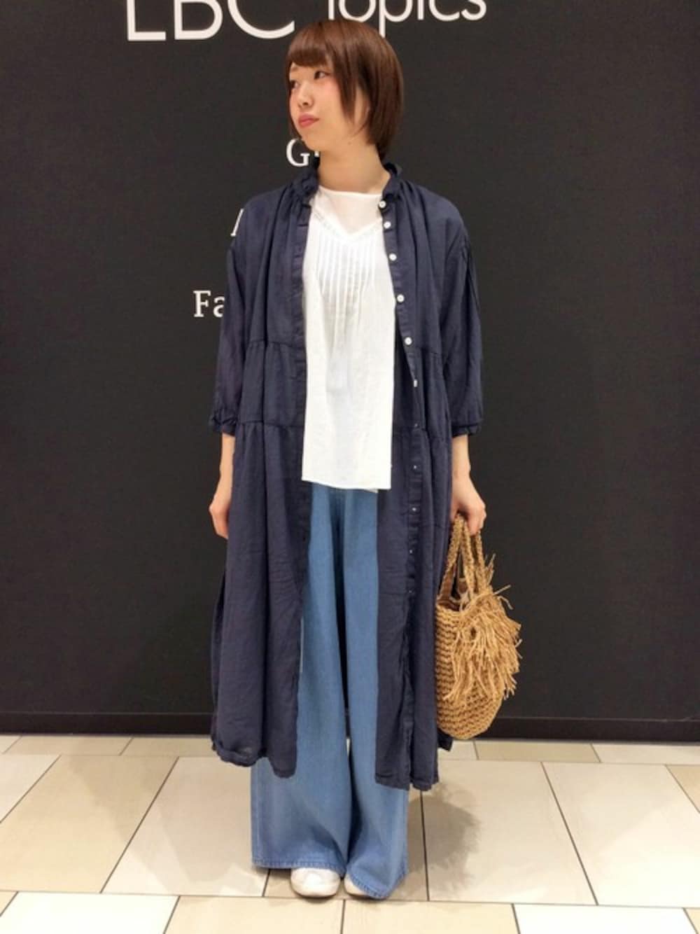 「デニム、ブラウス、ワンピース、ワイドパンツ、かごバッグ、羽織り、ママコーデ、おでかけコーデ、ピンタック、LBC」｜「LBCのボイル製品染めティアードワンピース（ワンピース、ブルー系）」を使った、LBC STAFFさん（レディース・158cm）の夏コーディネートの1枚目の写真