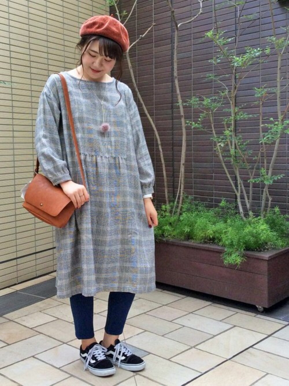「チェック、ワンピース、ベレー帽、ショルダーバッグ、秋のコーデ、デニムパンツ、お出かけコーデ、きれいめカジュアル、LBC、モール」｜「LBCのコットン混ワンピース（ワンピース、グレー系）」を使った、LBC STAFFさん（レディース・158cm）の秋コーディネートの1枚目の写真