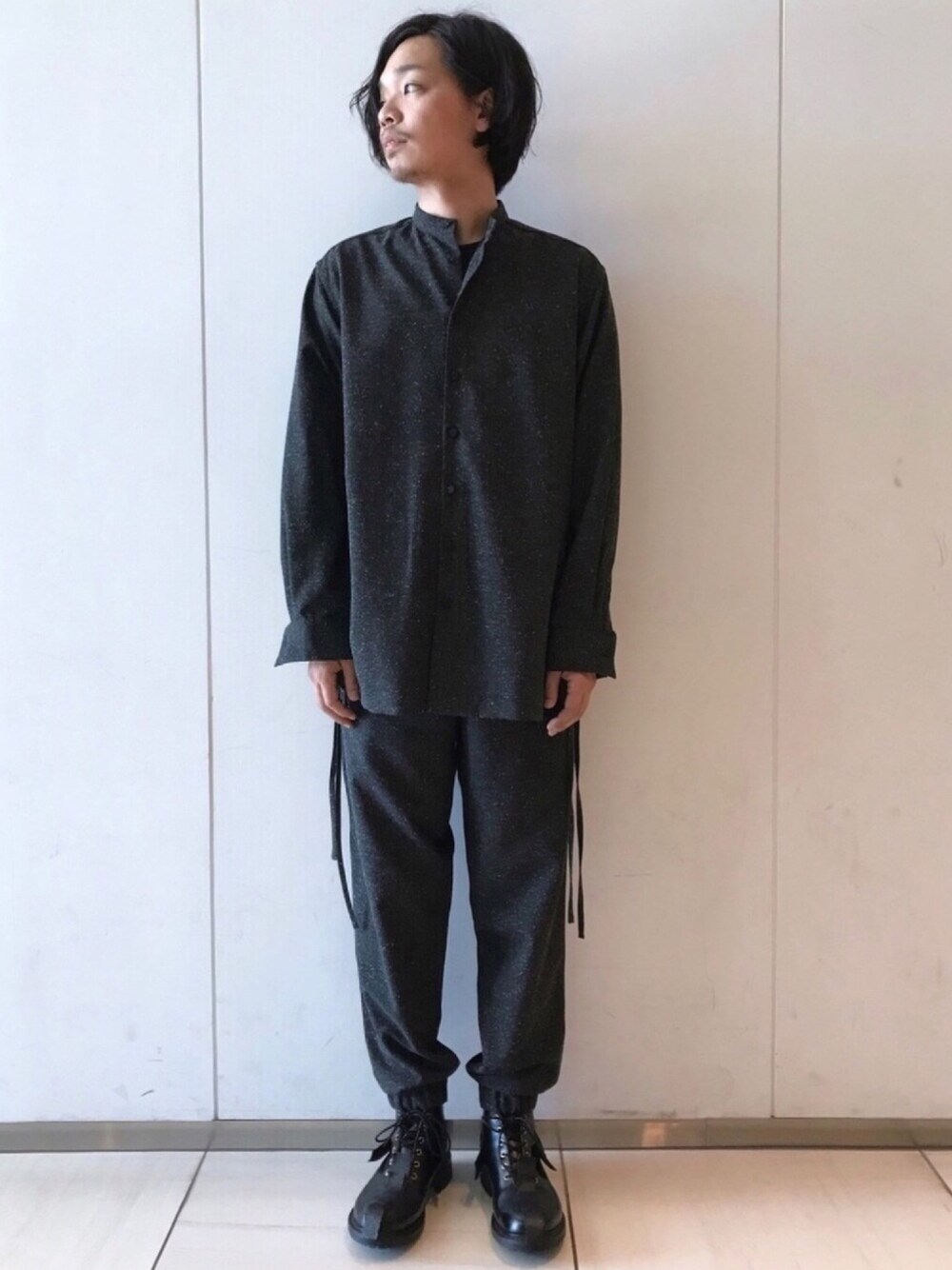 「ゆるコーデ、キレイめ、オールブラック、MAISON FLANEUR、JOHNMOORE、johnbull、Johnbull Private labo、Dressages Johnbull Private labo、ジョンブル、ジョンブル　プライベート　ラボ(Johnbull Private labo)」｜「MAISON FLANEURのアイテム（スラックス、ブラック系）」を使った、Benshoさん（メンズ・178cm）の秋コーディネートの1枚目の写真