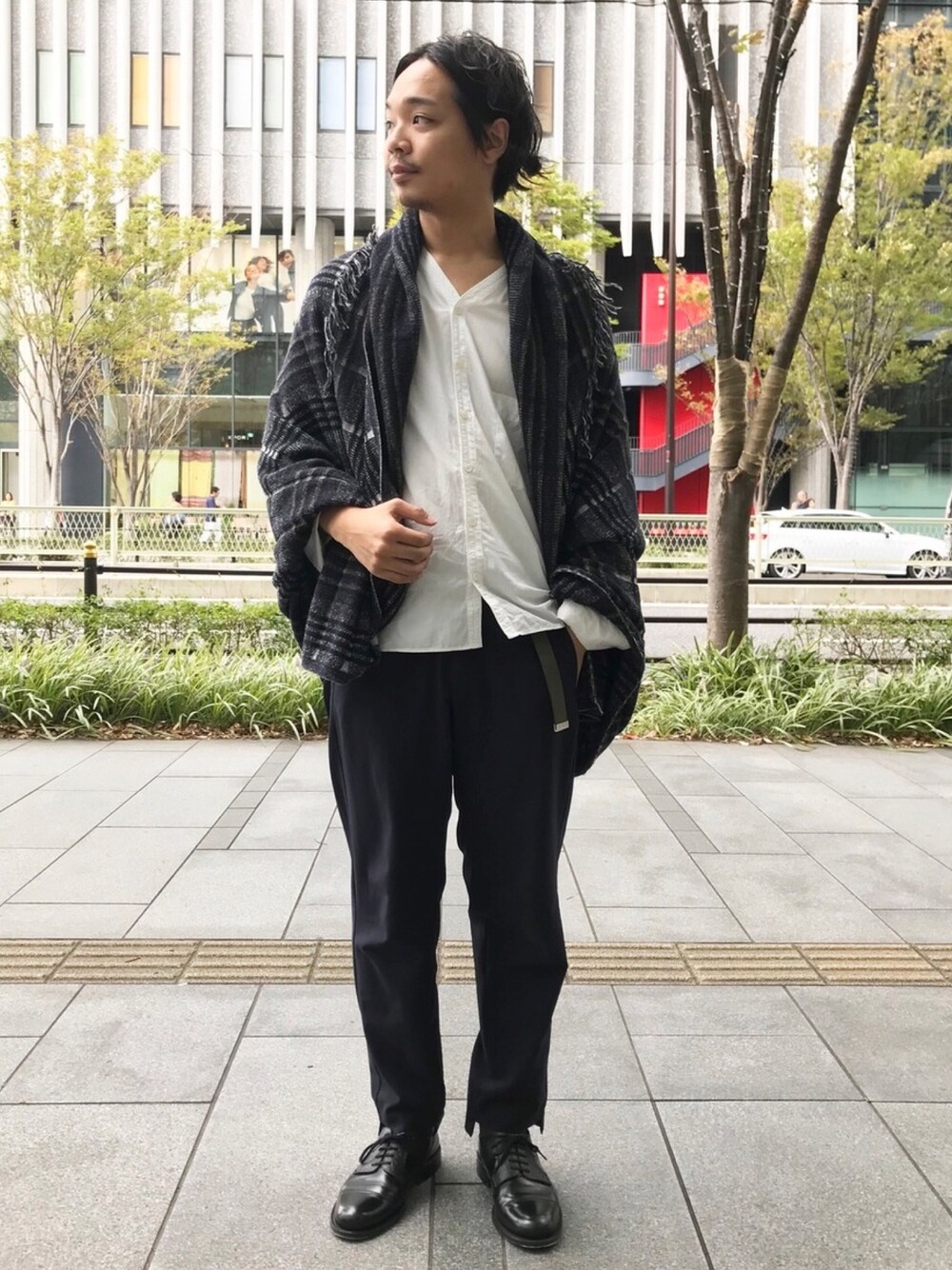 「LEMAIRE、MAISON FLANEUR、grenson、Scye、johnbull、Johnbull Private labo、Dressages Johnbull Private labo、ジョンブル、ジョンブル　プライベート　ラボ(Johnbull Private labo)、秋のコーデ」｜「MAISON FLANEURのアイテム（ポンチョ、ブラック系）」を使った、Benshoさん（メンズ・178cm）の秋コーディネートの1枚目の写真