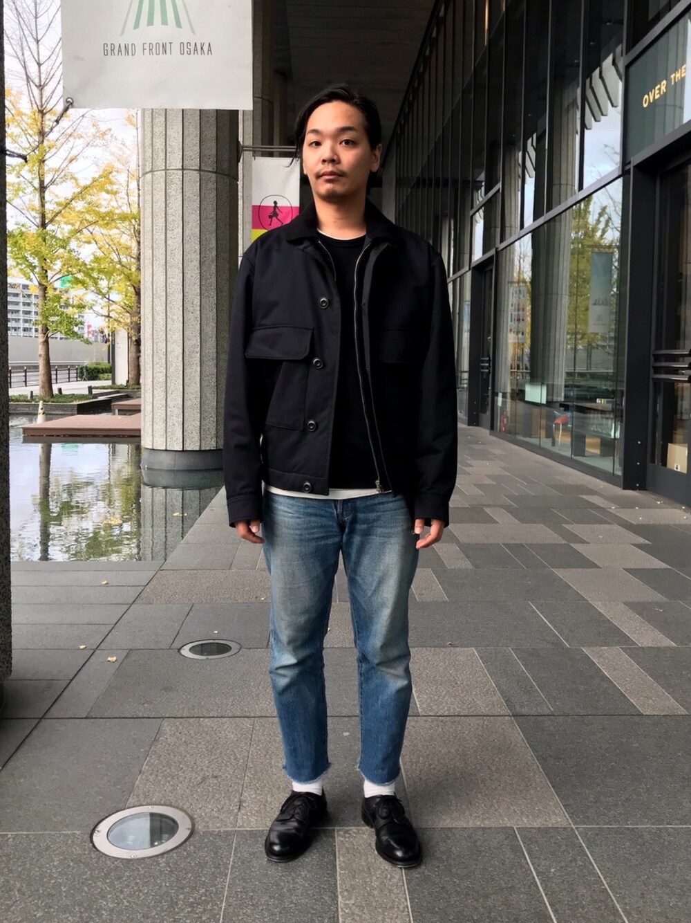 「LEMAIRE、Johnbull for Dressages、grenson、johnbull、Johnbull Private labo、Dressages Johnbull Private labo、ジョンブル、ジョンブル　プライベート　ラボ(Johnbull Private labo)、シンプル、デニム」｜「LEMAIREのアイテム（ミリタリージャケット、ブラック系）」を使った、Benshoさん（メンズ・178cm）の秋コーディネートの1枚目の写真