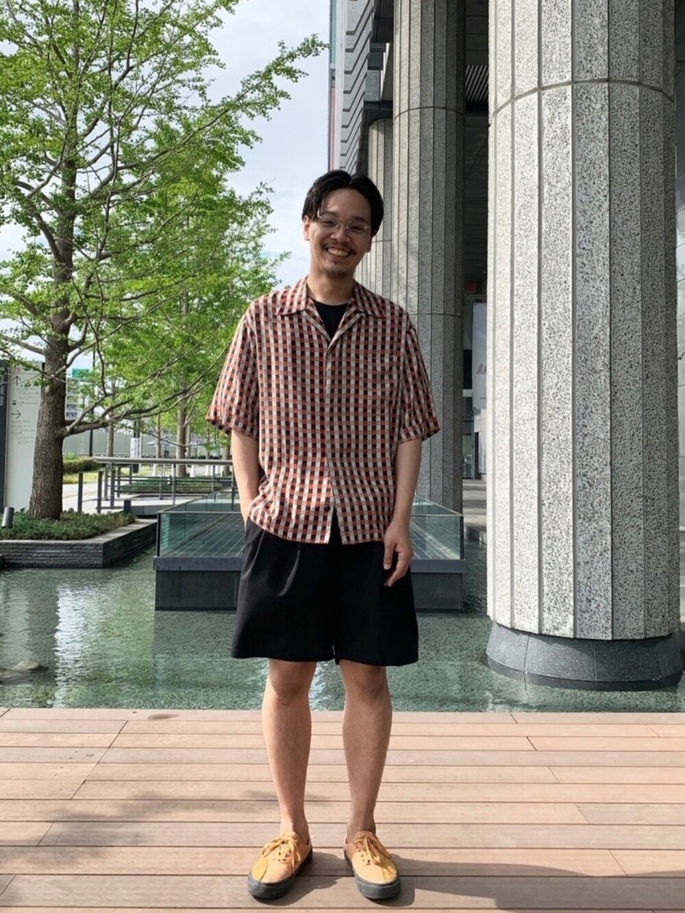 「QASIMI、MAISON FLANEUR、clear weather、johnbull、Johnbull Private labo、Dressages Johnbull Private labo、ジョンブル、ジョンブル　プライベート　ラボ(Johnbull Private labo)、半袖シャツ、ショートパンツ」｜「QASIMIのアイテム（シャツ/ブラウス、レッド系）」を使った、Benshoさん（メンズ・177cm）の夏コーディネートの1枚目の写真