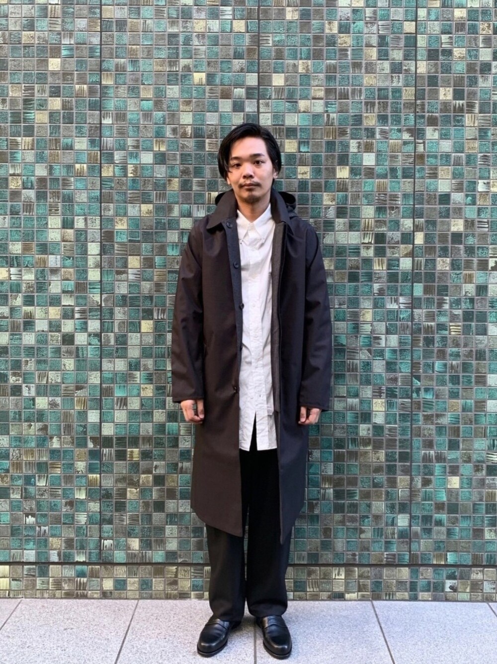 「norwegian rain、Marvine Pontiak Shirt Makers、LEMAIRE、F.lli Giacometti、johnbull、Johnbull Private labo、Dressages Johnbull Private labo、ジョンブル、ジョンブル　プライベート　ラボ(Johnbull Private labo)、スタッフセンバツ」｜「Norwegian Rainのアイテム（ステンカラーコート、ブラック系）」を使った、Benshoさん（メンズ・177cm）の秋コーディネートの1枚目の写真