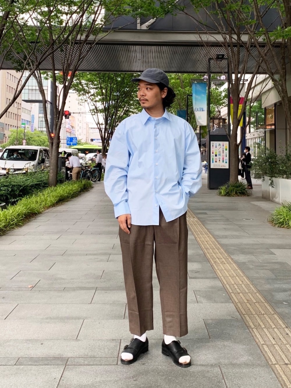 「MAN-TLE、HED MAYNER、F.lli Giacometti、johnbull、Johnbull Private labo、Dressages Johnbull Private labo、ジョンブル、夏コーデ、大人カジュアル、サンダル」｜「HED MAYNERのアイテム（シャツ/ブラウス、ブルー系）」を使った、Benshoさん（メンズ・177cm）の春コーディネートの1枚目の写真