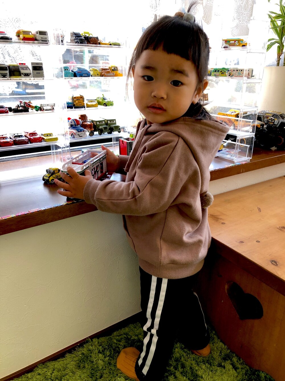 「おしゃれさんと繋がりたい、プチプラコーデ、バースデイ、ラクチンコーデ、ラフ、ブラウンコーデ、1歳8ヶ月女の子、１歳８ヶ月、女の子ベビー」｜「BREEZEのアイテム（トップス、ベージュ系）」を使った、yotsuhamama*さん（キッズ・90cm）の冬コーディネートの1枚目の写真