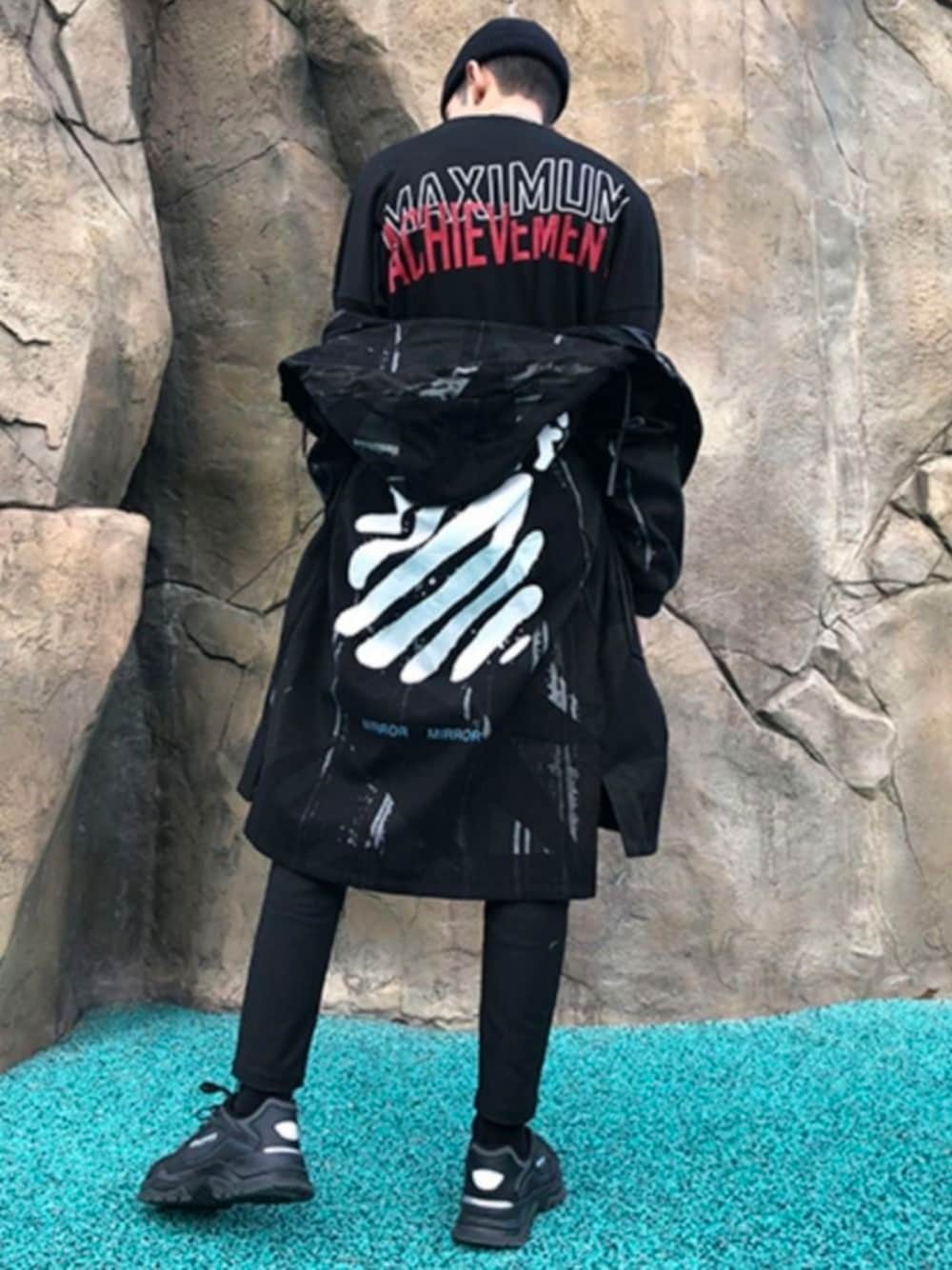 ブラック系のTシャツ/カットソー、ブラック系のジャケット/アウターを着用したメンズの冬コーディネートの1枚目の写真