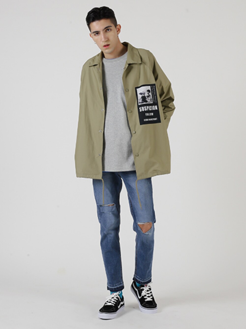 ブルー系のデニムパンツ、グレー系のスウェット、グリーン系のマウンテンパーカーを着用したメンズの冬コーディネートの1枚目の写真