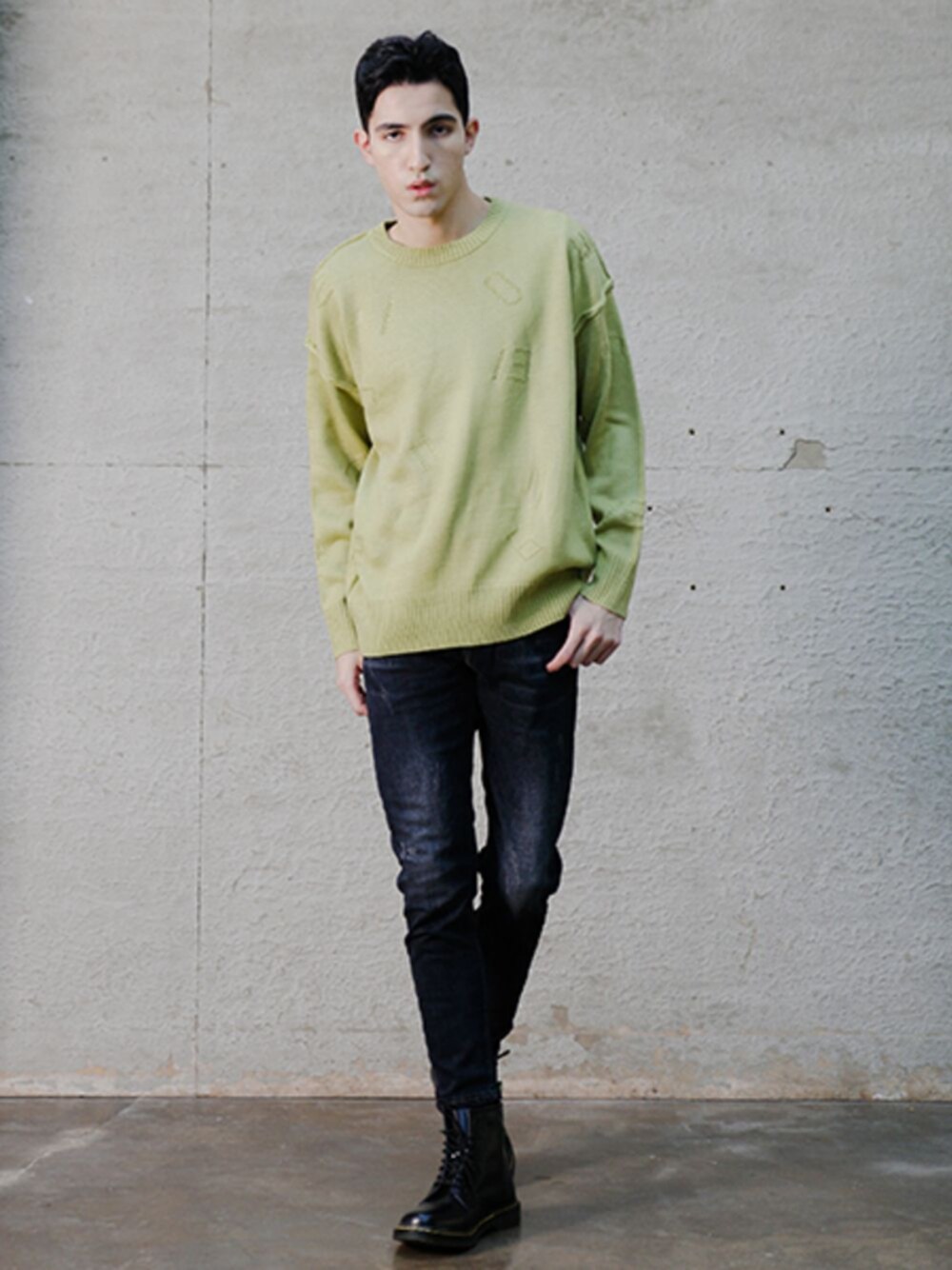 ブルー系のデニムパンツ、グリーン系のニット/セーターを着用したメンズの冬コーディネートの1枚目の写真