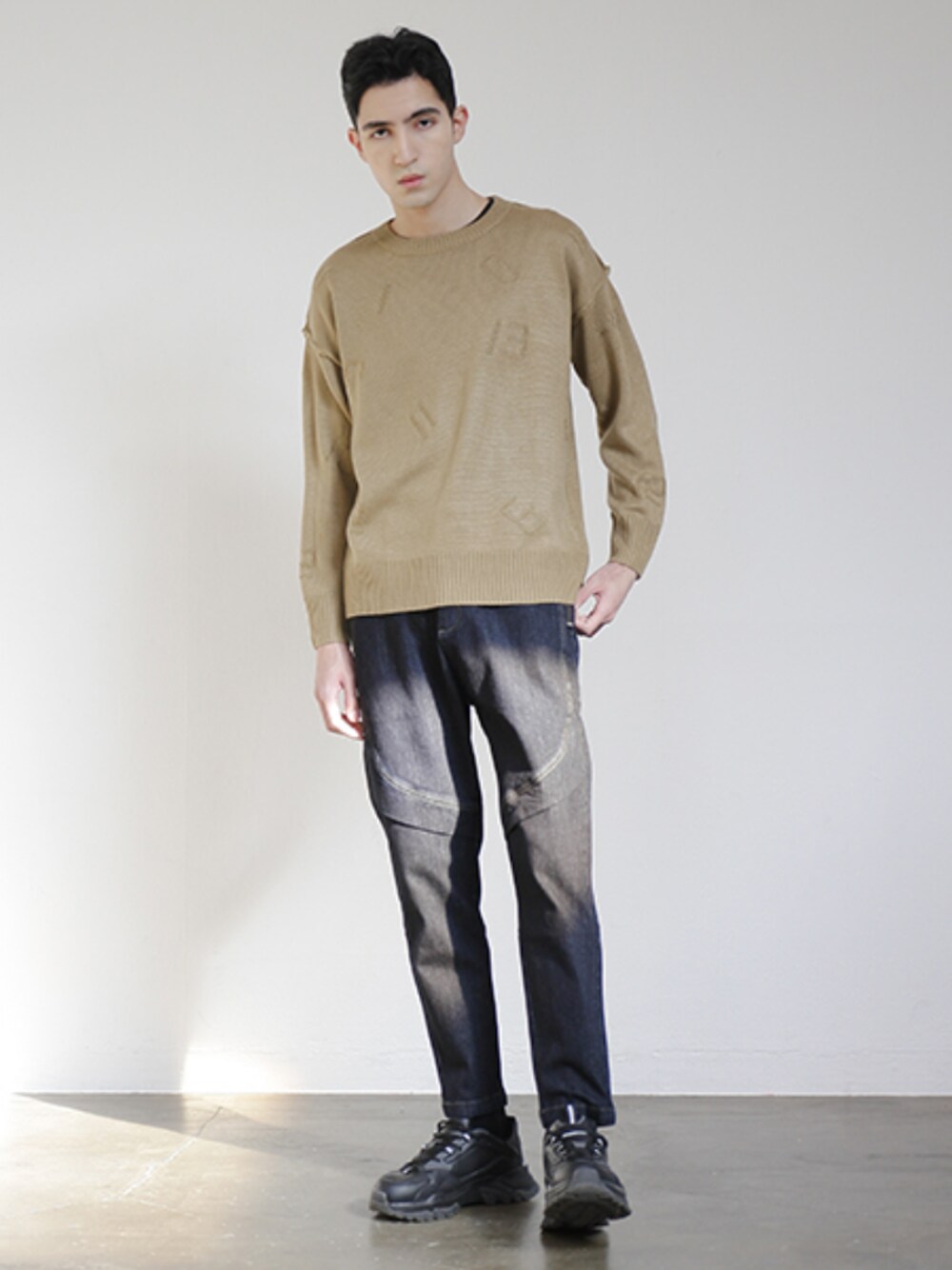 ブラック系のパンツ、ブラウン系のニット/セーターを着用したメンズの冬コーディネートの1枚目の写真