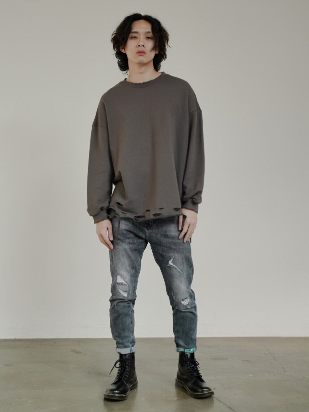 ブルー系のデニムパンツ、グレー系のトップス、その他のトップスを着用したメンズの春コーディネートの1枚目の写真