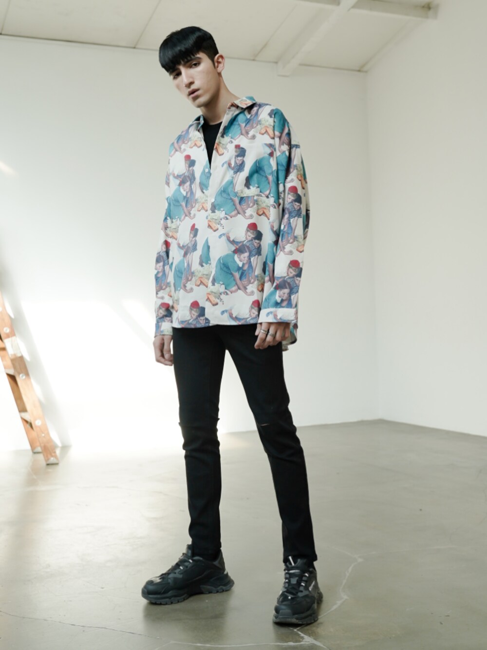 ブラック系のパンツ、ホワイト系のシャツ/ブラウス、グレー系のトップスを着用したメンズの春コーディネートの1枚目の写真