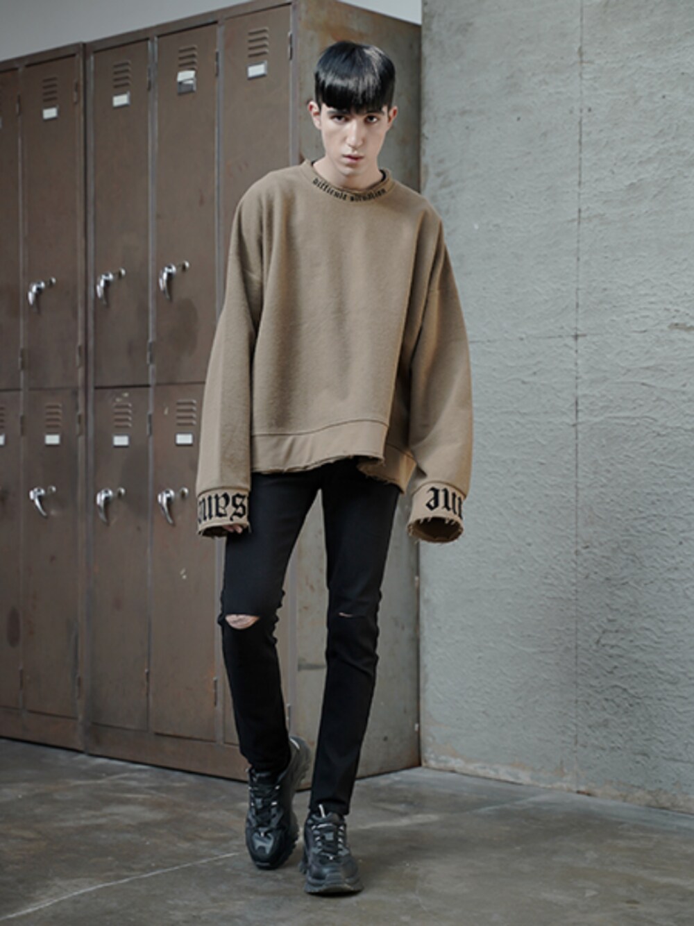 ブラック系のパンツ、ブラウン系のトップス、その他のトップスを着用したメンズの春コーディネートの1枚目の写真