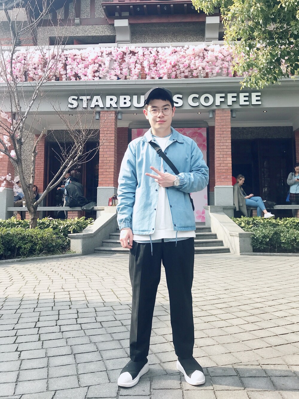 ブルー系のその他アウター、ブラック系のチノパンツ、ブラック系のシューズを着用したメンズの春コーディネートの1枚目の写真