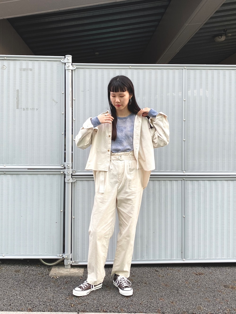 イエロー系のニット/セーター、ホワイト系のシャツ/ブラウス、ホワイト系のその他パンツを着用したレディースの秋コーディネートの1枚目の写真