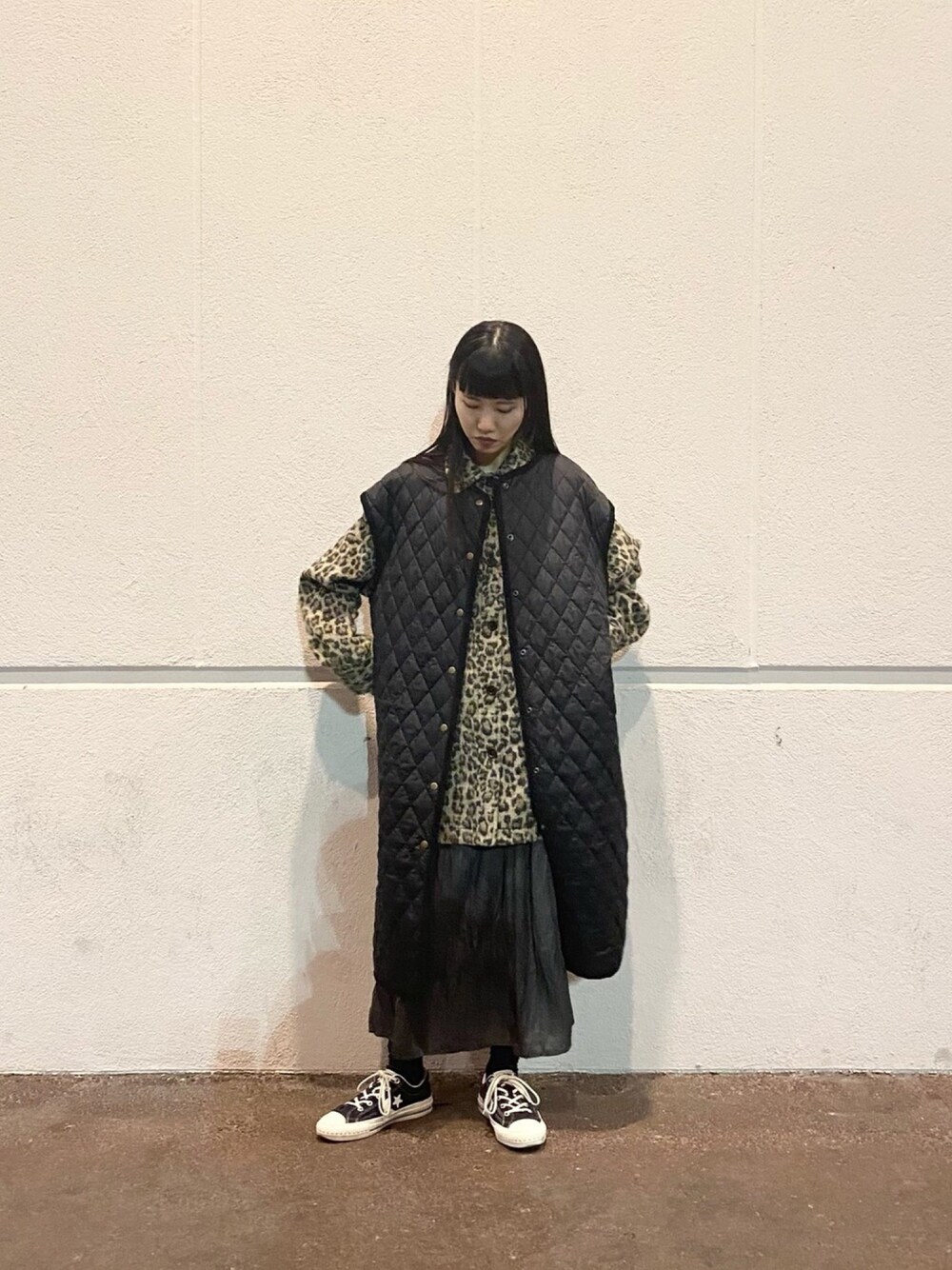 「レオパード、キルティング、キルティングベスト、ベスト、レイヤードスタイル、converse、シャツ、プリーツスカート、サテン、サテンスカート」｜「CIAOPANICのキルティングベスト（その他アウター、ブラック系）」を使った、きんたさん（レディース・159cm）の冬コーディネートの1枚目の写真