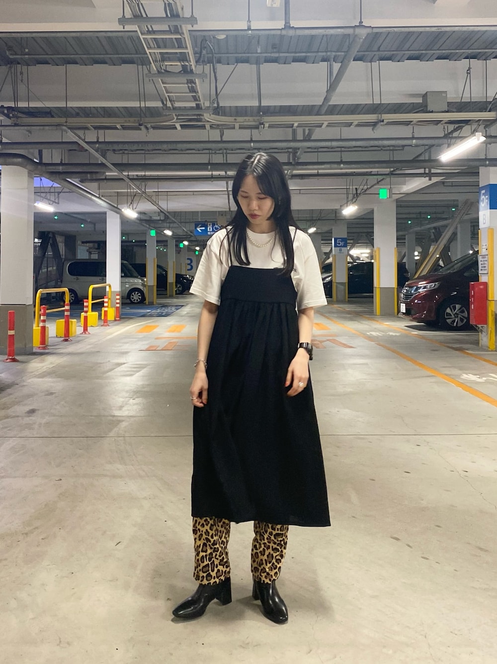 「ギャザーワンピース、キャミワンピース、レオパード、柄パンツ、スクエアトゥ、チュニックワンピ、チュニック、プリントT、レイヤードスタイル」｜「CIAOPANICのショートパールネックレス（ネックレス、ホワイト系）」を使った、きんたさん（レディース・159cm）の春コーディネートの1枚目の写真
