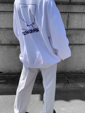 「WHO'S WHO gallery（フーズフーギャラリー）の【WEB限定】東京ガール スーパービッグシルエット/バックプリントクルースウェット/トレーナー（スウェット、ホワイト系）」を使った、Joさん（メンズ・173cm）の秋コーディネート