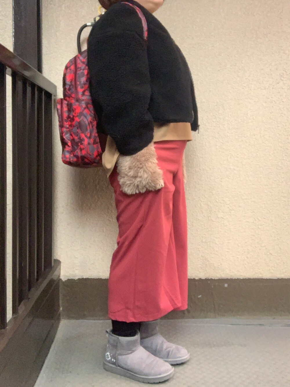 「低身長、ぽっちゃり、でぶ、仕事着、プチプラ、ムートンブーツ、リュック、赤コーデ、寒い、ボアジャケット」｜「VANSのレディース VANS ヴァンズ ボアブーツ TIMOTHY V8213W NV GRAY（ブーツ、グレー系）」を使った、でぶおばさんさん（レディース・150cm）の秋コーディネートの1枚目の写真