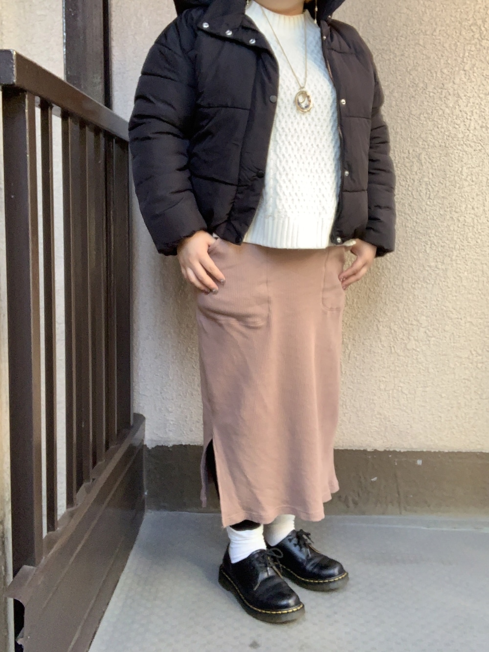 「白ソックス、プチプラ、しまむら、冬アウター着回しチャレンジ、白ニット、仕事着、低身長、ぽっちゃり、でぶ」｜「しまむらのアイテム（スカート、ピンク系）」を使った、でぶおばさんさん（レディース・150cm）の冬コーディネートの1枚目の写真