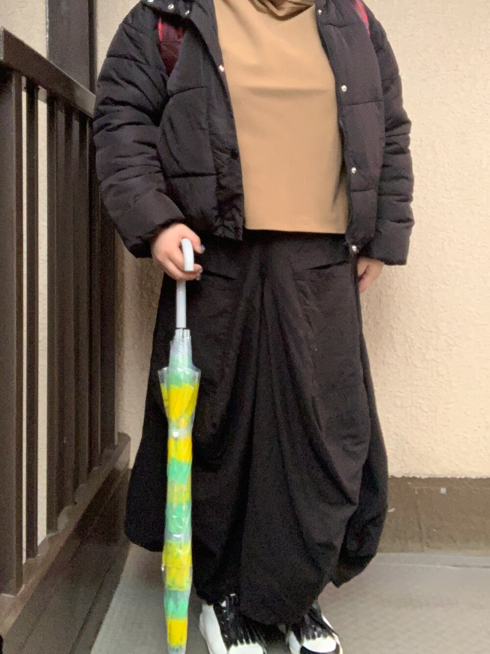 「冬アウター着回しチャレンジ、でぶ、仕事着、ベージュ×ブラック、プチプラ、100円、低身長、ロングスカート、雨の日コーデ、カラーズ」｜「カラーズのアイテム（スカート、ブラック系）」を使った、でぶおばさんさん（レディース・150cm）の冬コーディネートの1枚目の写真