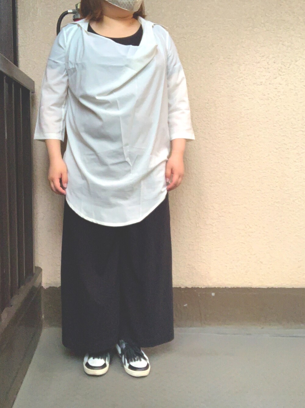 「白シャツ、モノトーンコーデ、でぶ、低身長、プチプラ、仕事着、ゴムウエスト、ワイドパンツ、UNIQLO」｜「カラーズのアイテム（シャツ/ブラウス、ホワイト系）」を使った、でぶおばさんさん（レディース・152cm）の春コーディネートの1枚目の写真