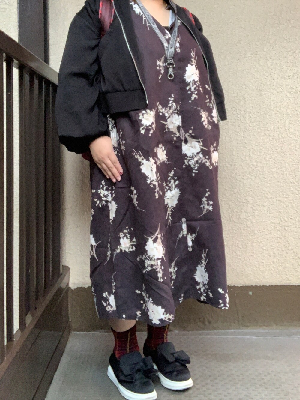 「秋服、楽チンコーデ、ワンピース×スニーカー、ワンピース、チェックソックス、チビーズ✳︎、低身長、でぶ、ぽっちゃり」｜「カラーズのアイテム（ワンピース/ドレス、ブラック系）」を使った、でぶおばさんさん（レディース・152cm）の秋コーディネートの1枚目の写真