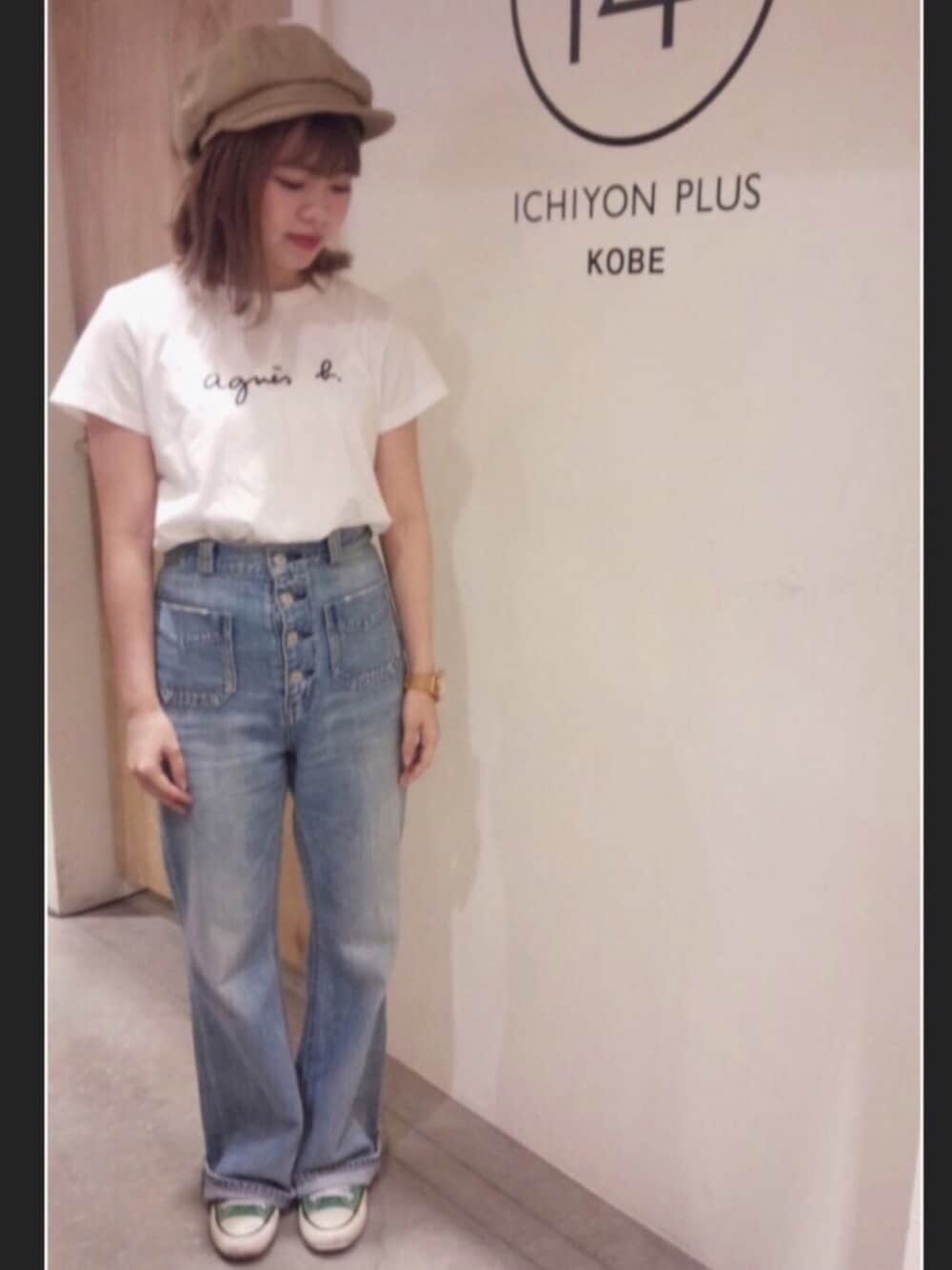 ホワイト系のTシャツ/カットソー、ブルー系のデニムパンツ、グリーン系のスニーカーを着用したレディースの夏コーディネートの1枚目の写真