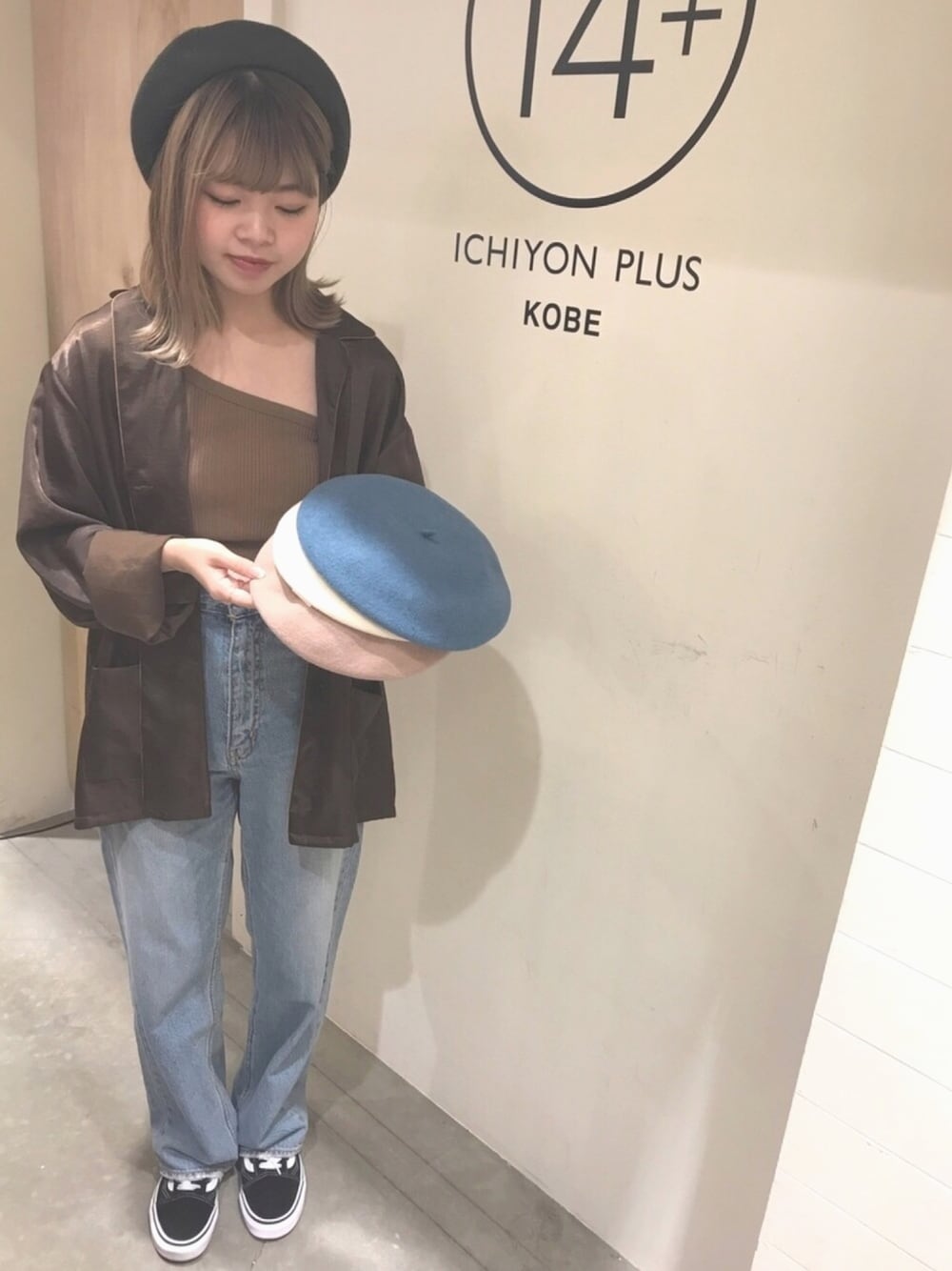 「14+、イチヨンプラス、ベレー帽、ROKU、BEAUTY&YOUTH UNITED ARROWS、デニム、ワンショルダー、VANS、オールドスクール、秋のコーデ」｜「14+のアイテム（ハンチング/ベレー帽、グリーン系）」を使った、14+ イオンモール木更津店 スタッフさん（レディース・160cm）の秋コーディネートの1枚目の写真