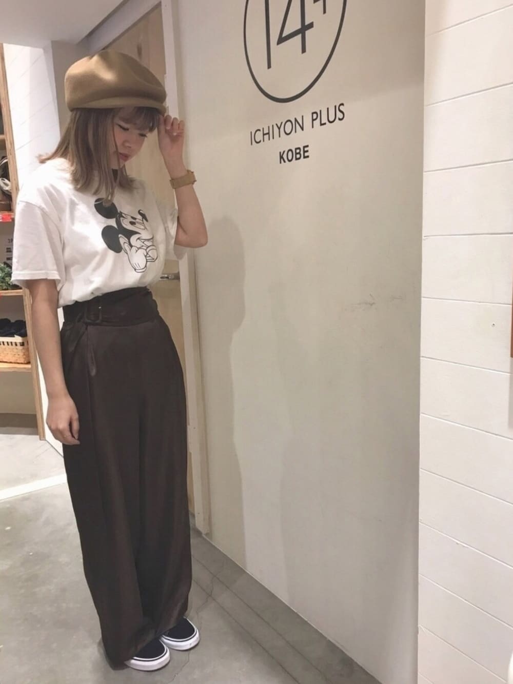 「14+、イチヨンプラス、ハンチング、ミッキーT、サテンパンツ、サッシュベルト、ROKU、BEAUTY & YOUTH、オールドスクール、秋のコーデ」｜「14+のアイテム（ハンチング/ベレー帽、ブラウン系）」を使った、14+ イオンモール木更津店 スタッフさん（レディース・153cm）の秋コーディネートの1枚目の写真